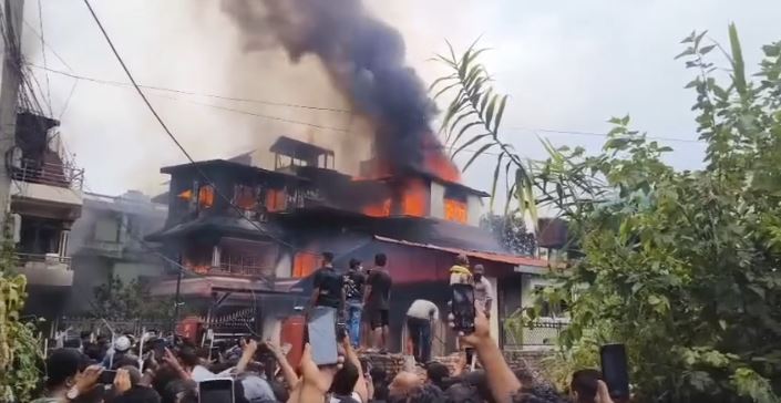 बालकोटस्थित प्रधानमन्त्री ओलीको घरमा पनि आगजनी, प्रहरीले गोली चलाउदा एक घाइते