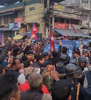 रास्वपा सभापति लामिछानेलाई पर्सा ल्याइयो, सिमरा र वीरगञ्जमा कार्यकर्ताद्धारा विरोध प्रदर्शन