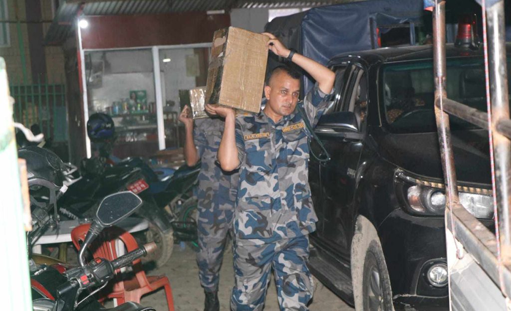 रेडी ट्रेडर्सको गोदामबाट ६६ कार्टुन ‘ब्रेक शु’ बरामद