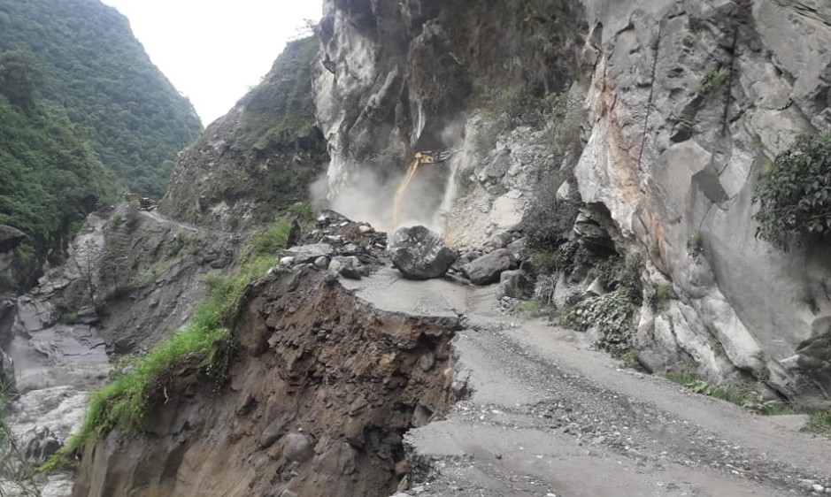 वर्षाका कारण मनाङको अवस्था दयनिय, ३५ किलोमिटरमा ३५ पहिरा