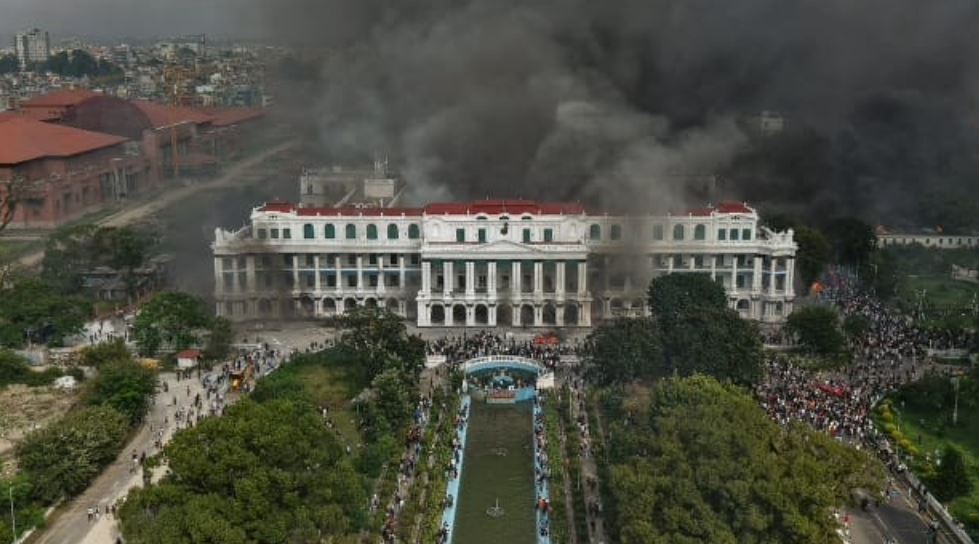 देशकै प्रमुख प्रशासकीय केन्द्र सिंहदरबारमा पनि प्रदर्शनकारीले लगाए आगो