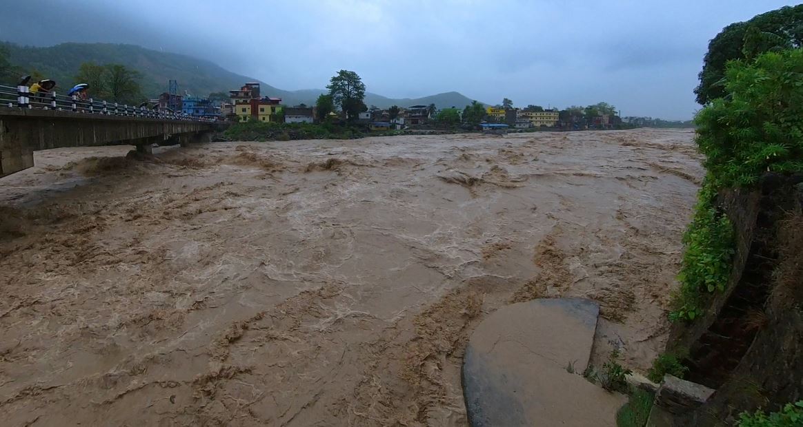 रूपन्देहीमा तिनाउ नदीले पार गर्यो खतराको तह