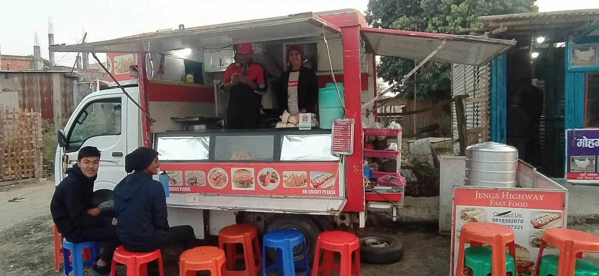 नेपाली युवासँग विवाह गरेर नेपाल आएकी फिलीपिनो महिलाको फुड ट्रक समाजका लागि उदाहरण