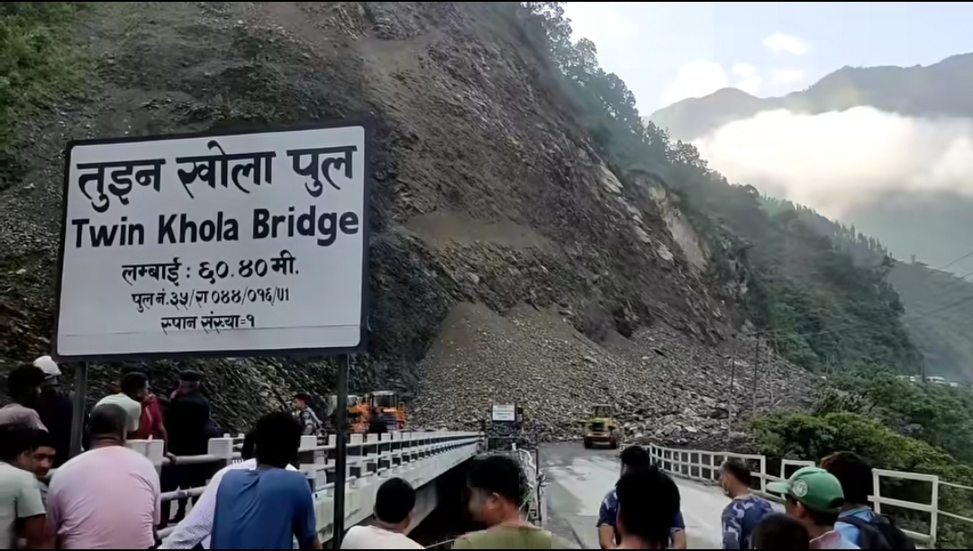 तुइन खोलामा बिहानैदेखि पहिरो पन्छाउने कार्य सुरु, हजारौ यात्रु अलपत्र