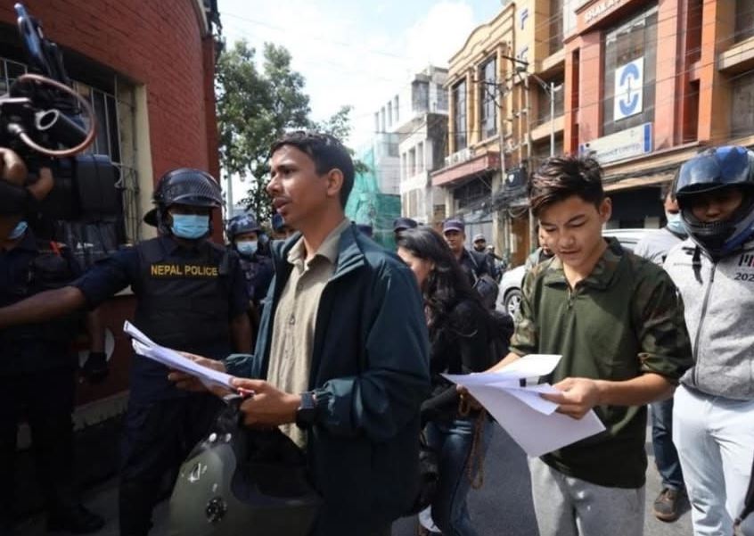 प्रमुख आयुक्तलगायतको राजीनामा मागको निवेदन लिएर अख्तियार पुगे जेनजीका युवा